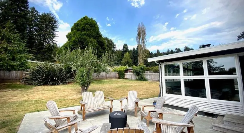 Newly Renovated Arcata Sunny Mid-Century Gem - Image 1