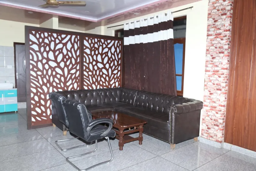 Hotel sheesh mahal - Image 1