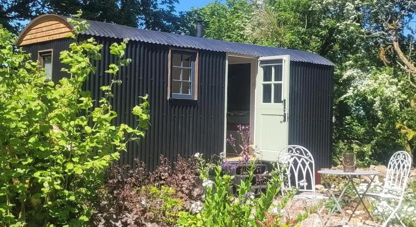 Cwt Cen y Coed - Image 1