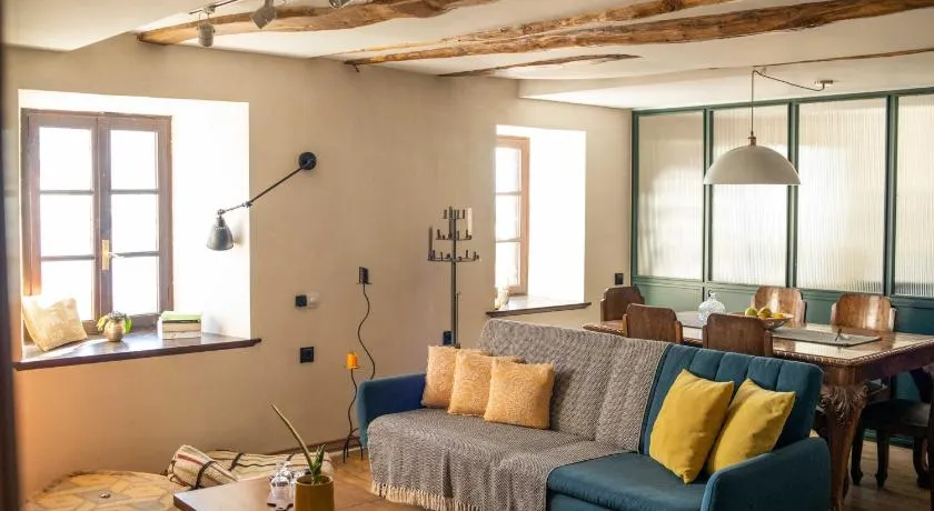 Philos Guesthouse - Image 1