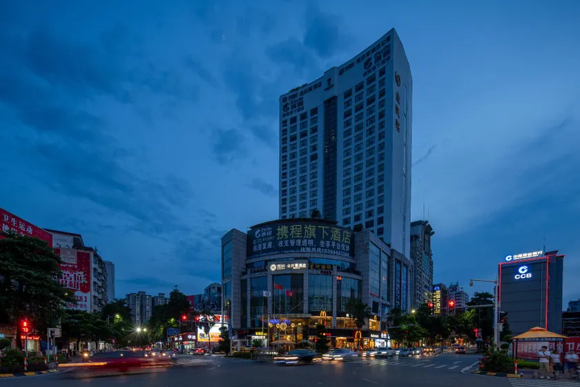 Floral Hotel · King Royal Hotel YunFu City - Image 1