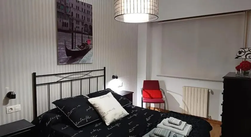 Cozy apartment in Orense of 45 m² with parking - Image 1