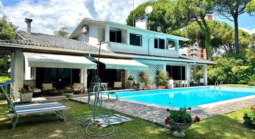 La Grande Villa with Pool - Image 1