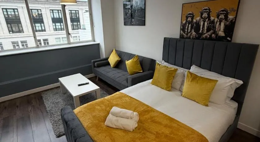 Stunning City View Studio Apartment by StaySavvy Accommodation - Image 1