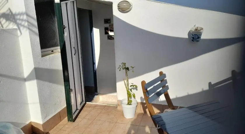 A Beautiful Townhouse with a roof top terrace - Image 1