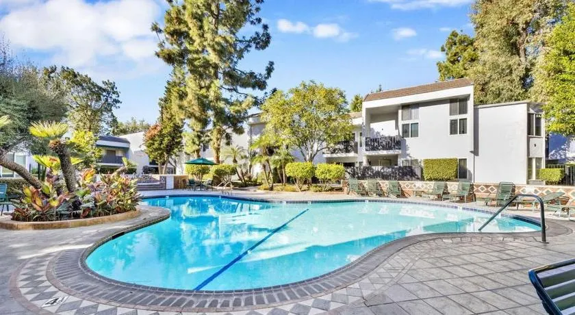 A Tranquil Retreat in Tarzana CA - Image 1