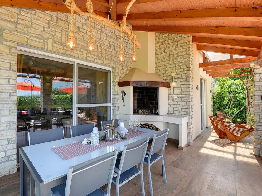 Villa in Novigrad with Pool near Beach - Image 1