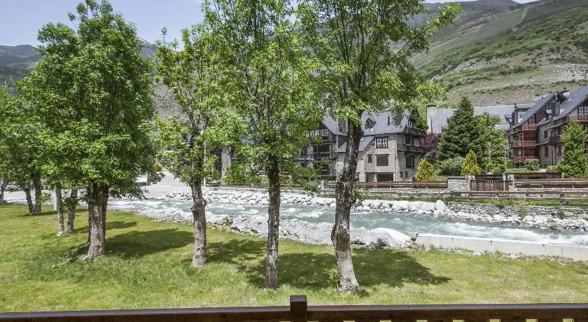 Arties Luxury Apartments con jardín - Image 1