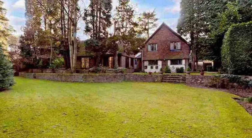 Pinestows Semi-Detached Guest House Private & Cozy Retreat - Image 1