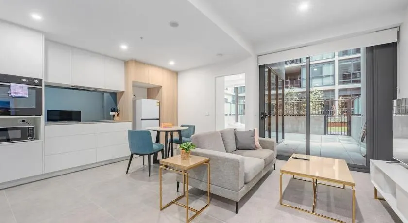 Chic Modern 1-Bedroom Apartment, Gym, Parking - Image 1