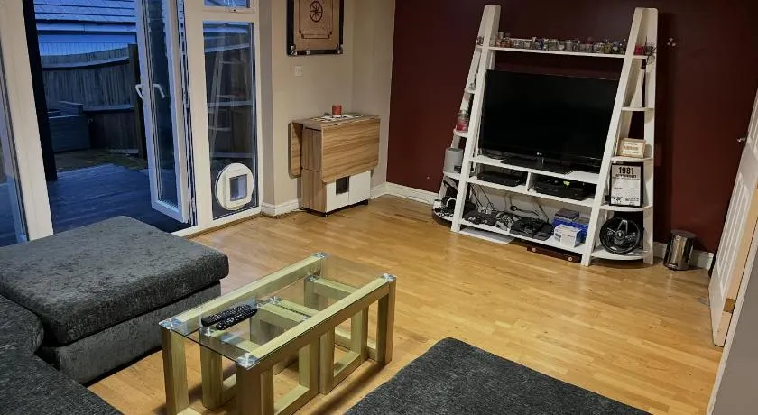 Entire Family Entertainment Holiday Home - 3 x Floors - Free Parking - Games Room - Private Garden - Workspace and Wifi 112mb - Self Check-in - Image 1