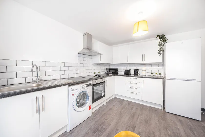 5-Bedroom apartment in Manchester - all en-suite bathrooms - sleeps 10 - free parking - Image 1