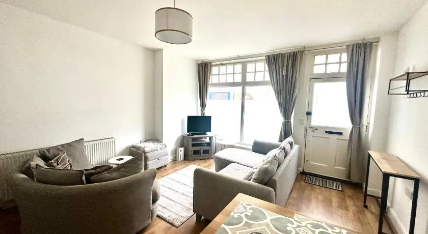 Dorchester Town Centre Entire Apartment - Image 1