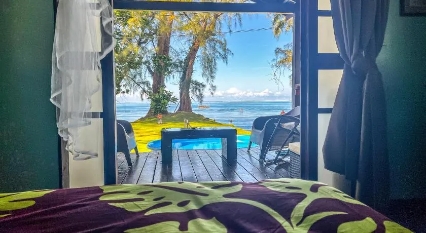 tahiti-bungalow at Teahupoo: beachfront with pountoon and mini pool - Image 1