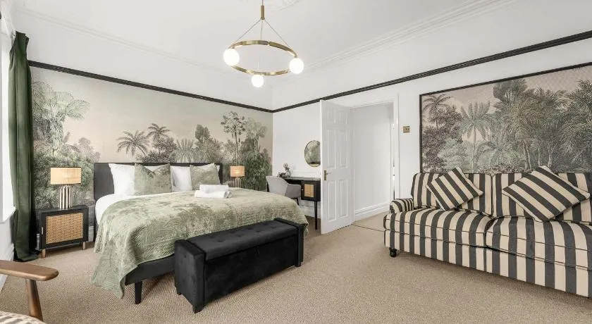 Luxury 5 Bed 10 Min to Airport Sleeps 14 - Image 1