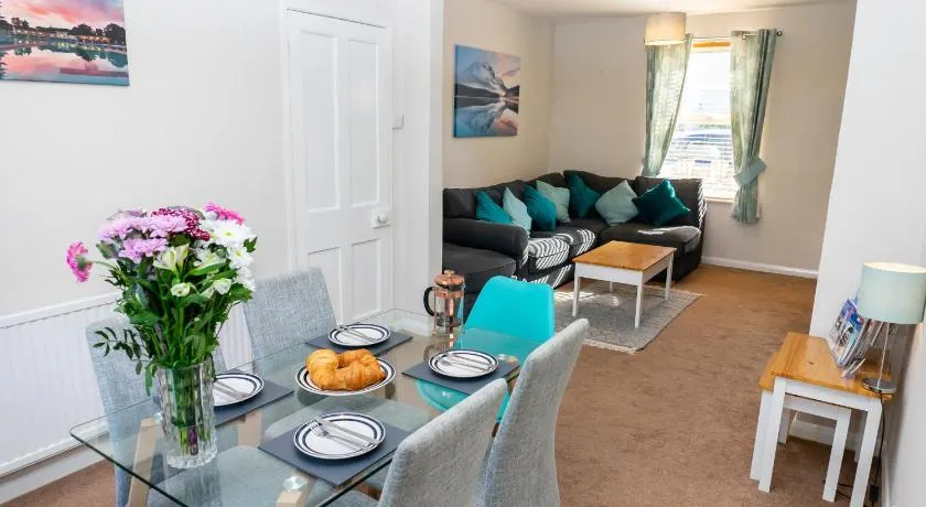 Cheltenham-2 Bedroom Home-Sleeps 6-Parking-Work or Leisure - Image 1