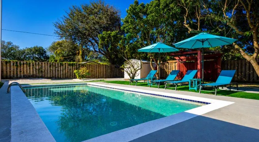 Relax & Fun Hollywood Private Pool | Arcade Game - Image 1