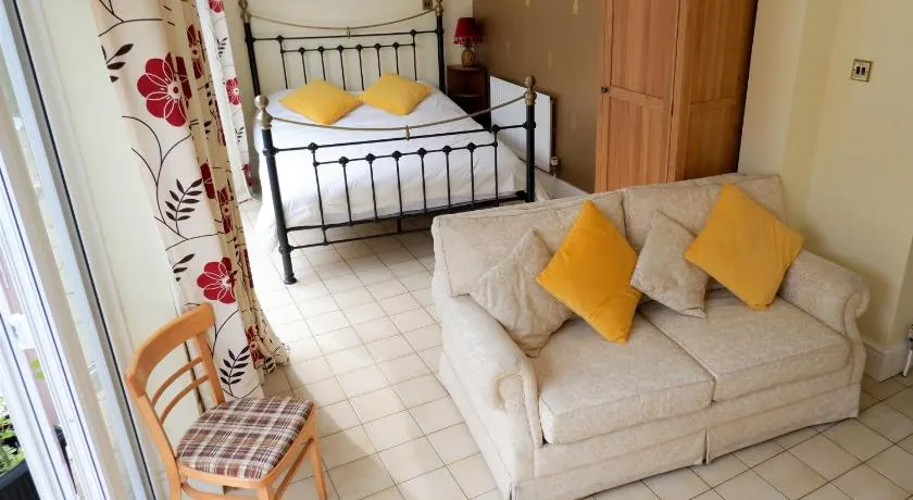 Colchester Sunny Apartment with Pool and EV Car Point - Image 1