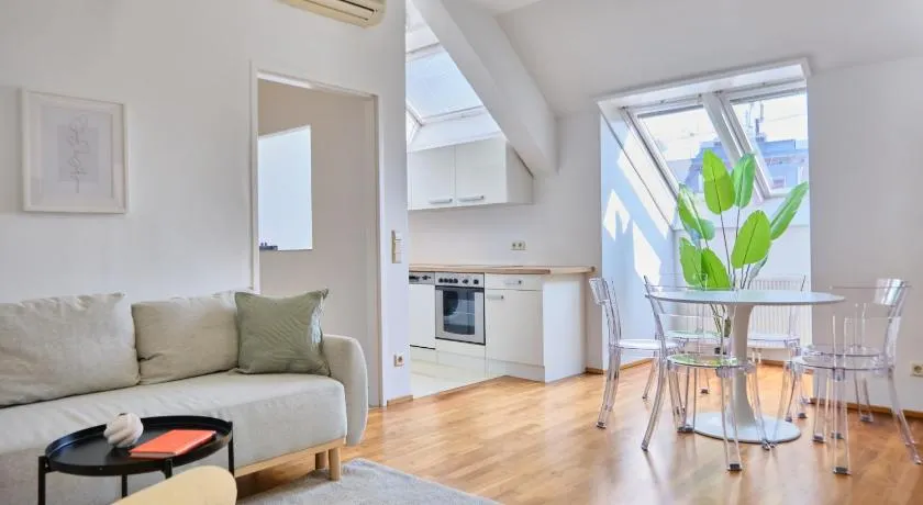 Bright Top-Floor Apartment near Naschmarkt - Image 1
