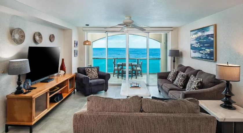 Oceanfront Luxury -4-King Suites Dive Pick Ups-Walk to Dining & Shops - Image 1
