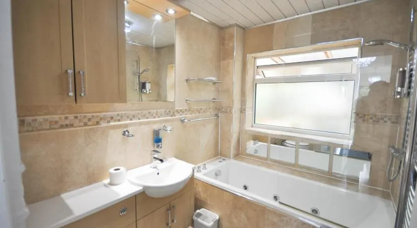 Modern 2 Bed Apartment - Image 1
