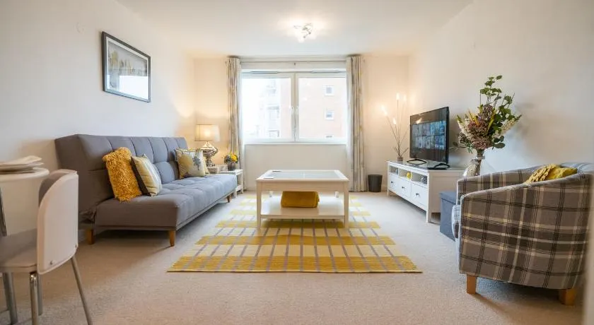 Hansen Court - Stylish Bay Apartment with Parking and River Views - Image 1