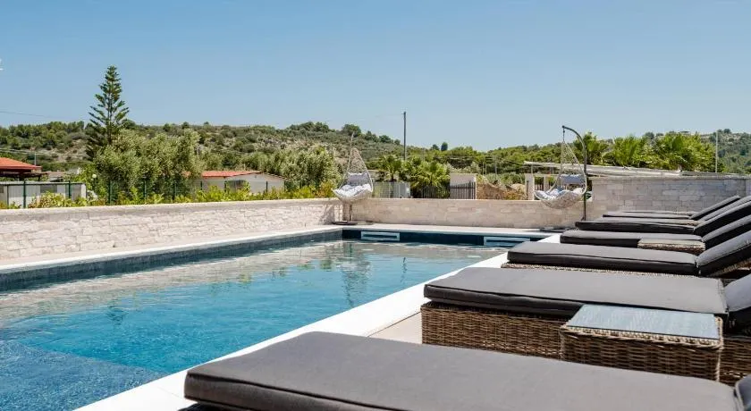 Aqua Sea Relais, Luxury Apartment & Pool - Image 1