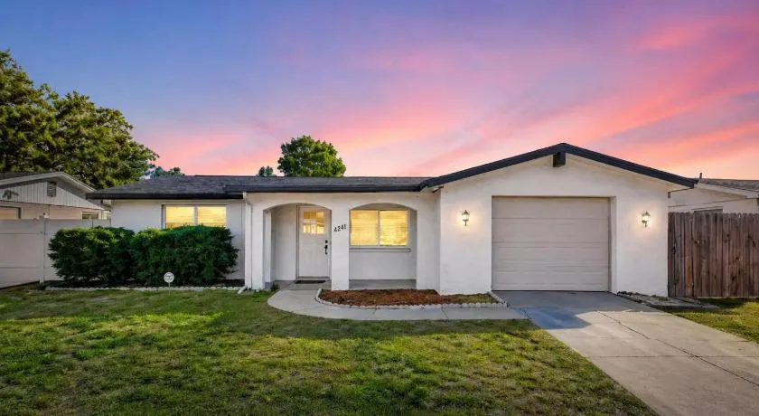 Modern and Cozy 2 & 2 - Only 5 Minutes From The Beach - Image 1