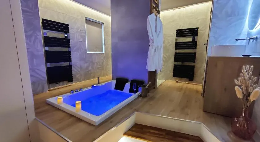 LA BULLE ROMANTIQUE, Suite avec jacuzzi privatif - Image 1