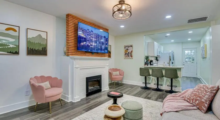 Stylish APT 1mile To Masters 2mi Medical Center - Image 1