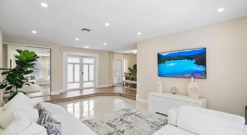 Luxury Private Pool Home in South Florida Near Miami and Fort Lauderdale Beaches - Image 1