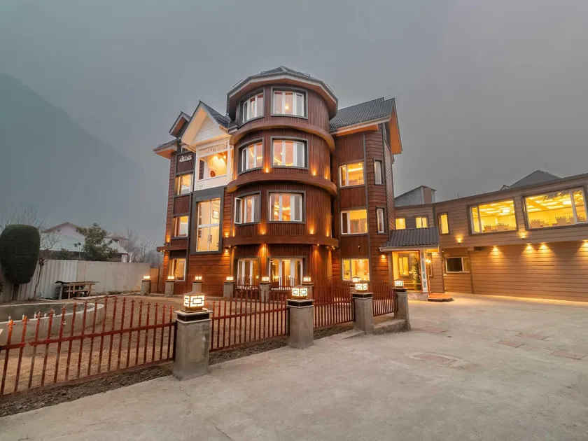 Palette Hotel Cecil by CheckIn, Srinagar - Image 1