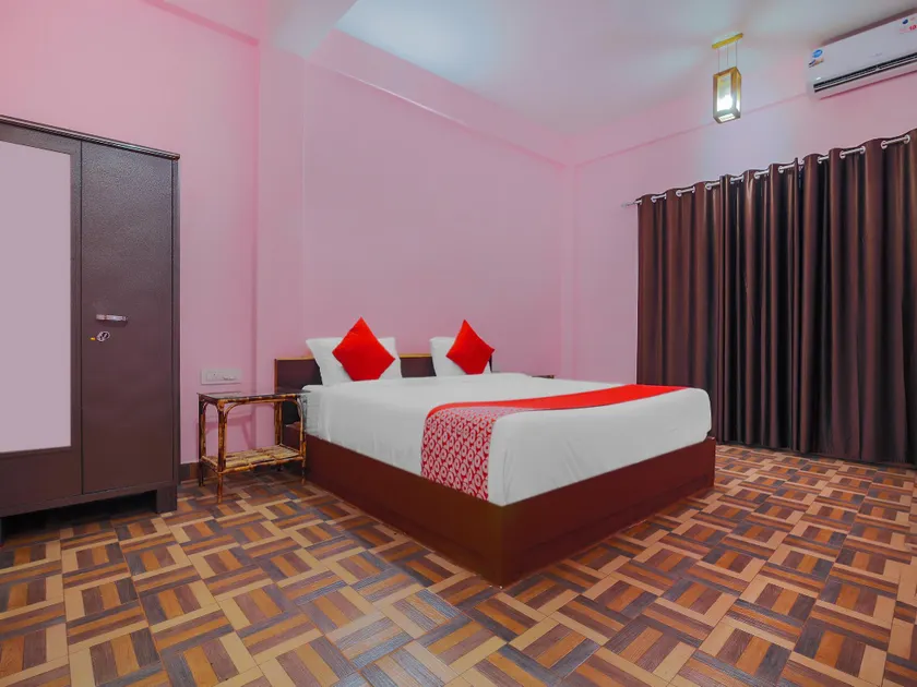 OYO 15449 Hotel Padma - Image 1