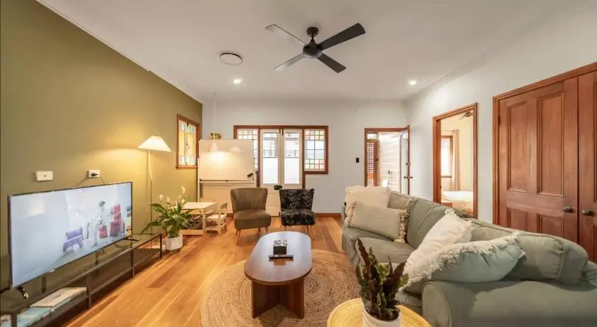 House of Fairy Wren -Charming Queenslander Cottage mins drive to Brisbane CBD and Gabba Stadium! - H - Image 1