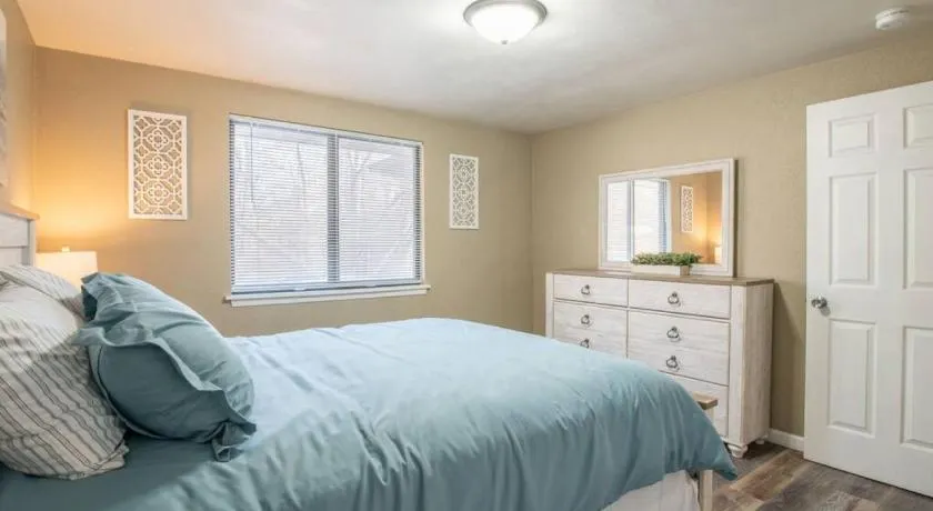 Wood Inn Cozy 2Bd Over The Bridge - Image 1