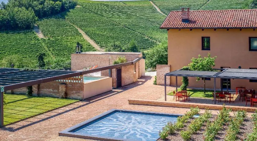 Foresteria del Castello di Perno - Rooms with Stunning Langhe Views at a Barolo Winery - Image 1