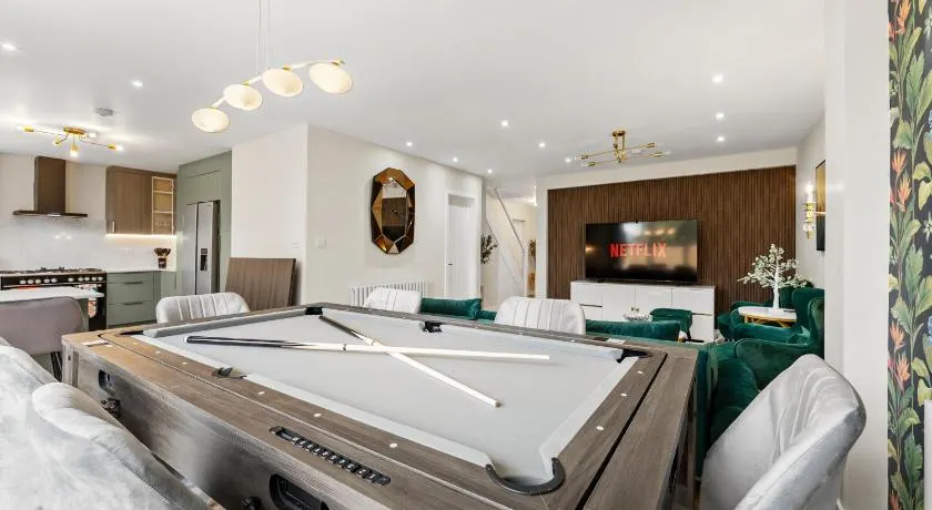 Stylish group retreat with garden, games & parking in West London - Image 1
