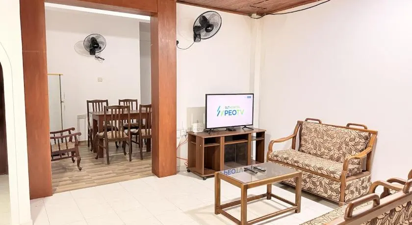 Flat in Colombo 5 - Image 1