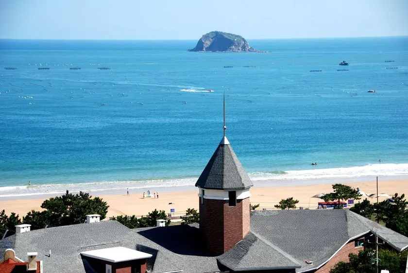 Qingdao Oceanside Hotel & Resort - Image 1