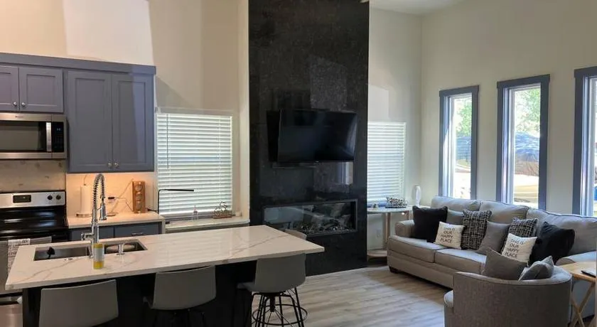 Perfectly located 2 bed/2 full bathroom/1 sofa bed - Image 1