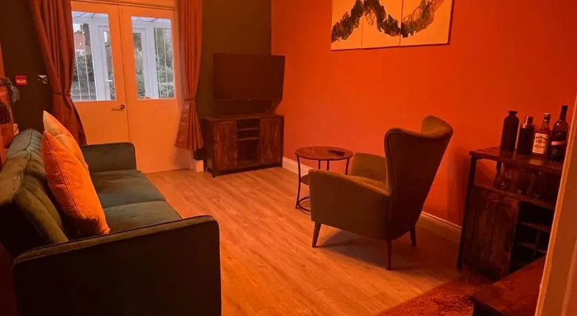 Stylish 1 Bed Ground Floor Flat & Private Garden - Image 1