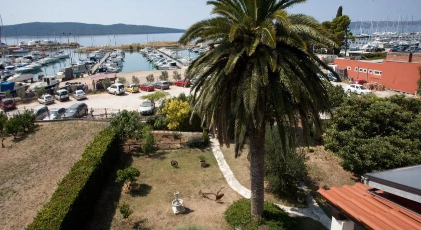 Yacht Beach Apartments - Image 1
