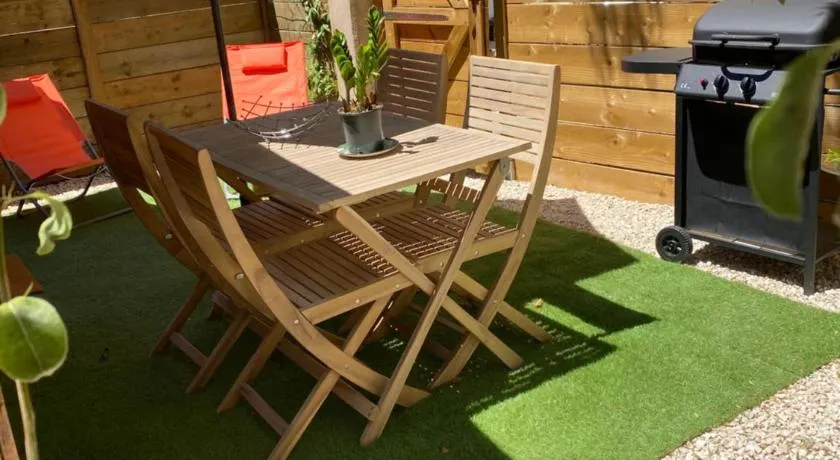 Petite Maison en ville avec jardin proche des plages - Image 1