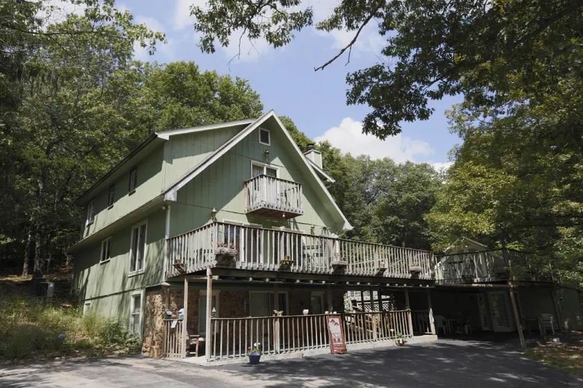Lil Black Bear Inn - Image 1