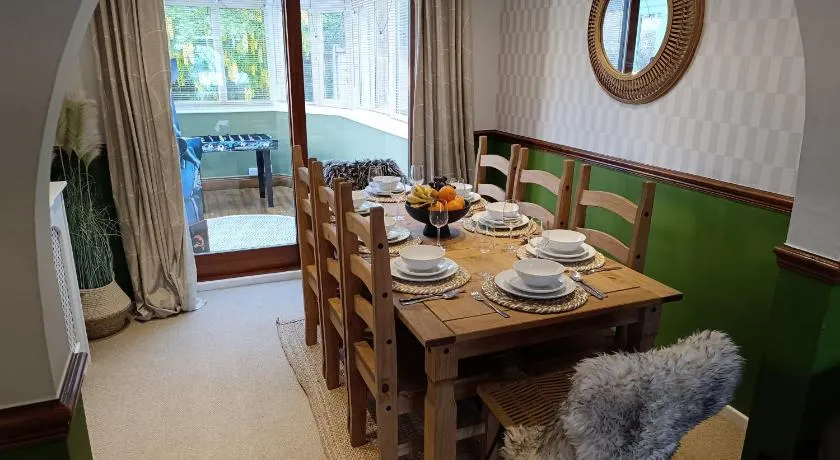 Stunning Luxury Detached Retreat - Private Hot Tub - Games Room - Sleeps Up to 10 - Free Onsite Parking 2 to 3 Cars - Churchdown - Close to M5 J11 - Superfast Wifi - Invoices Available - Beautiful Mature Garden - Image 1
