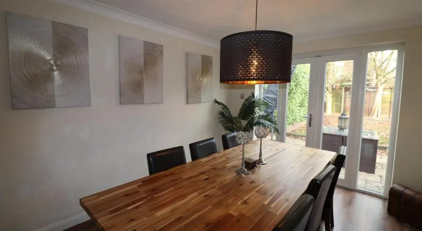 Binfield - Spacious Luxurious Four Bedroom House - Image 1