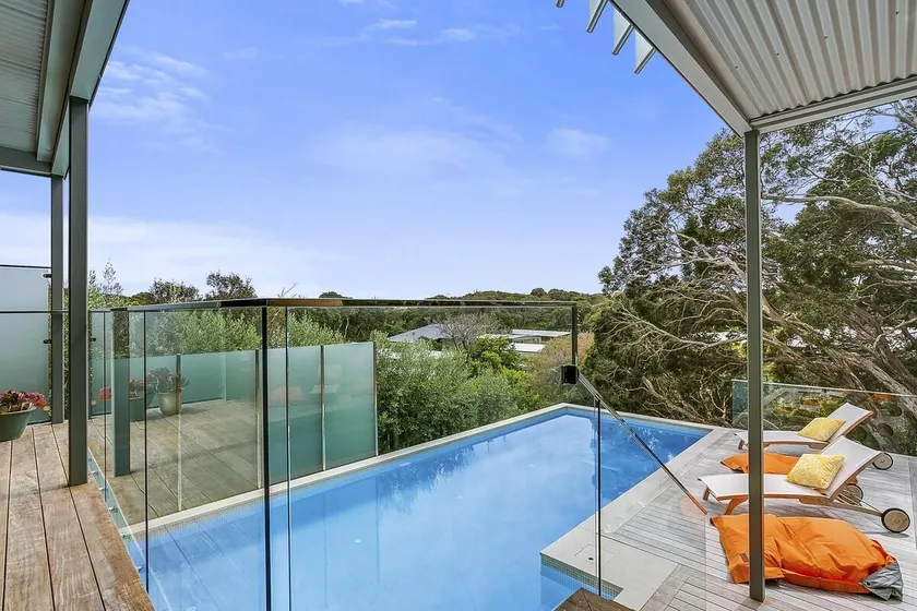 Lansdowne Villa 1 - swimming pool, includes linen - Image 1
