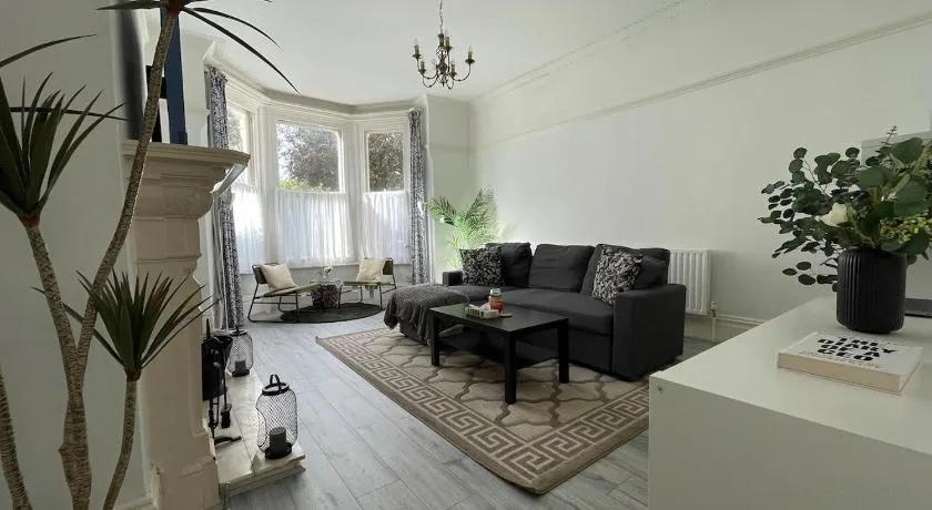 Spacious Flat! Sleeps 7, Pet Friendly and Parking - Image 1