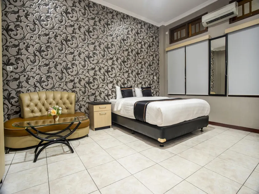 OYO 2469 Sutomo Homestay - Image 1