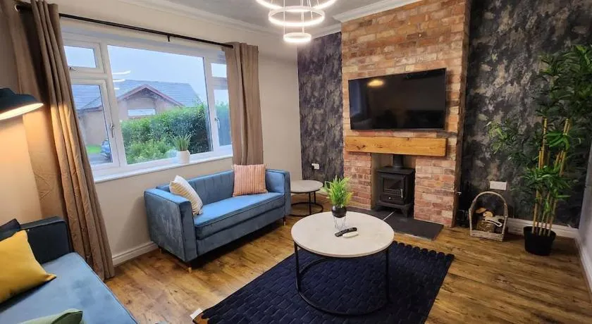Beautifully Fab 3 bedroom 7 guests house - Image 1